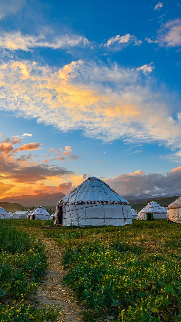 Jurtencamp (1) Beste Reisezeit Mongolei – Jurtenlager in der Steppe bei Sonnenuntergang