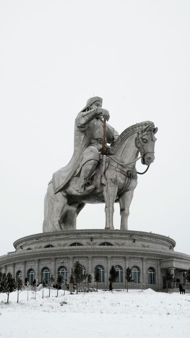 Reiterstandbild Dschingis Khan Optimale Reisezeit Mongolei-Dschingis-Khan-Statue bei Ulaanbaatar im Winter
