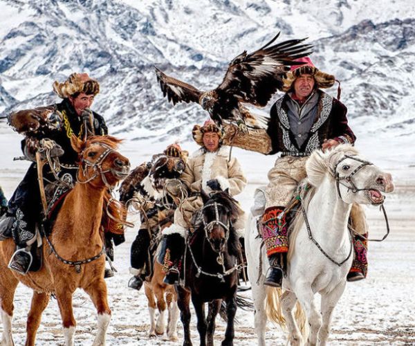 Kasachische Adlerjäger beim traditionellen Adlerfestival in der Westmongolei
