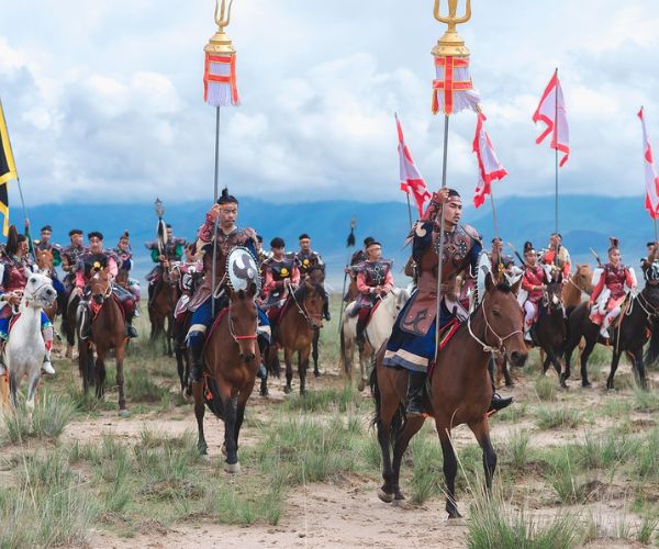 Reiterparade in traditioneller Kleidung – kulturelle Aktivitäten in der Mongolei