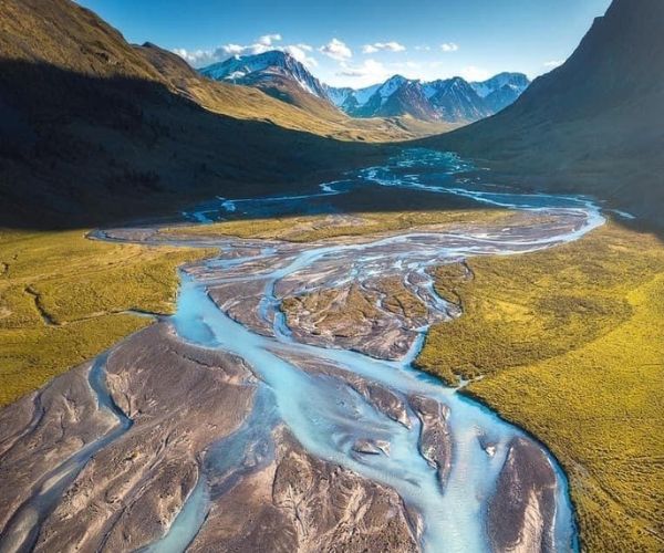 Mongolisches Flusstal im Sommer – ideale Reisezeit für Naturerlebnisse