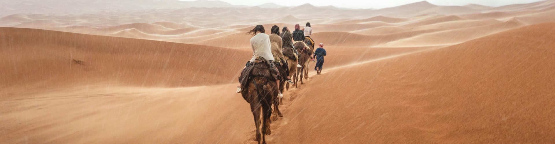 Jeeptour Kamelkarawane in Merzouga bei feinem Regen – selbst in der Sahara kann das Wetter überraschend sein.