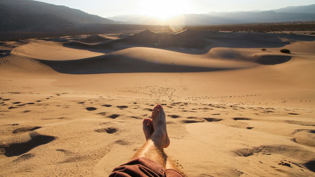 Blick über eine weitläufige Sandwüste in Marokko – Übersicht zu allen Wüstenregionen zwischen Zagora, Merzouga und Chegaga