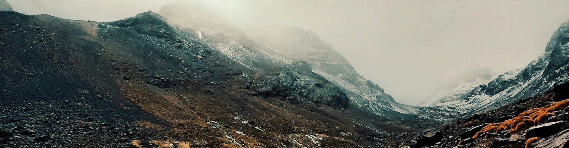 Wüste Gobi Karge Hänge im Hohen Atlasgebirge bei Nebel und Schnee, Marokko