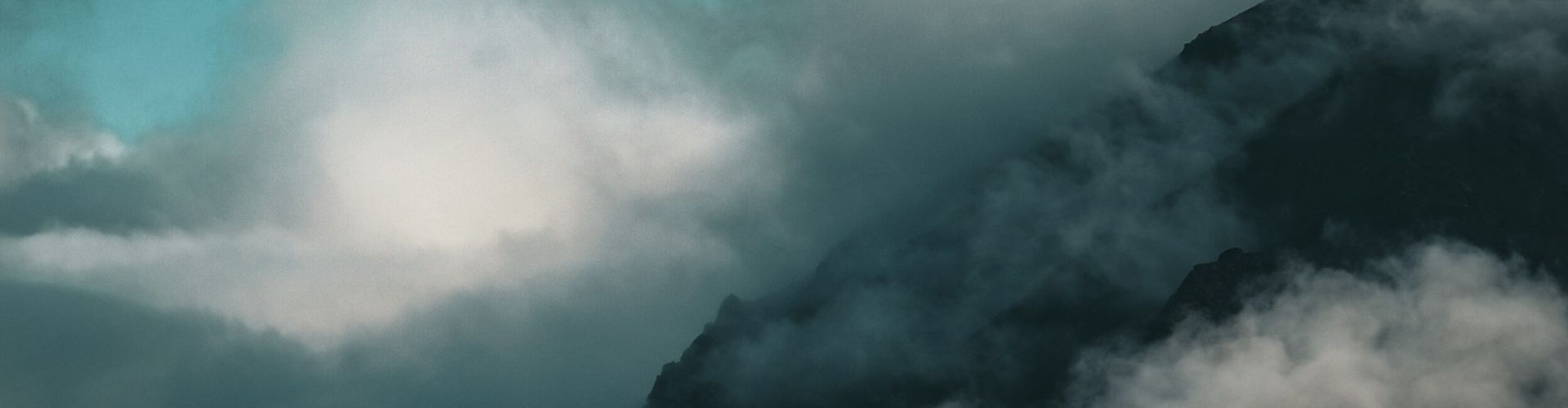 Mystischer Blick auf den Djebel Toubkal im Nebel – Marokkos höchster Gipfel verschwindet in den Wolken.