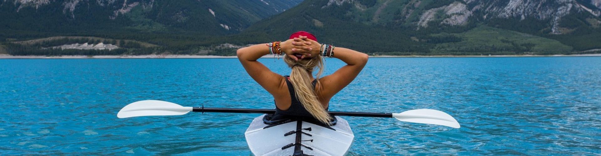 Wildpferde Mongolei „Frau im Kajak auf einem einsamen See – wer seine Bucket List Reise selbst plant, erlebt Orte wie diesen
