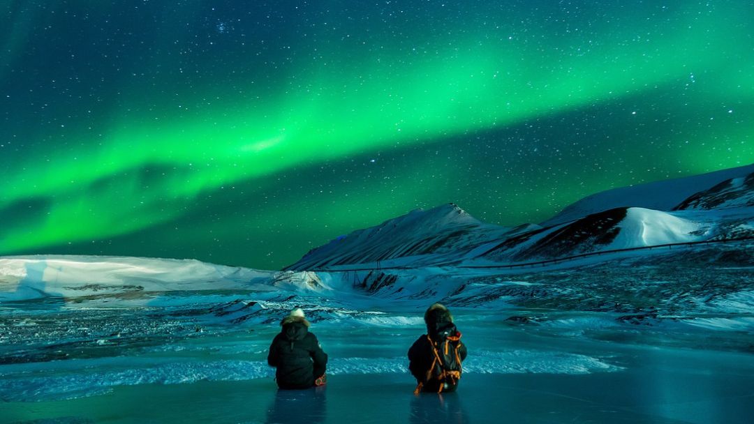 Wüste Gobi - Kamele Nordlichter in Lappland: Zwei Reisende beobachten das Polarlicht beim Eisangeln unter dem Sternenhimmel.
