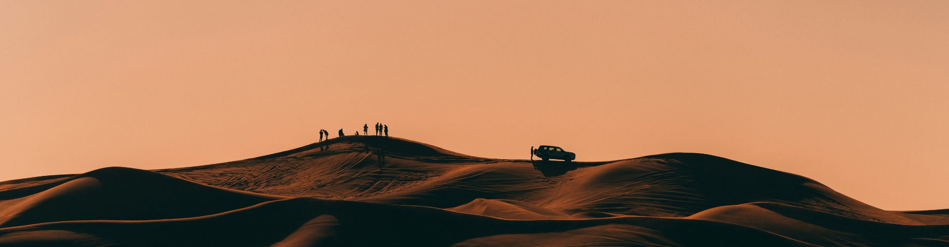 Jeeptour Jeep und Wanderer auf Sanddünen bei Sonnenuntergang in der Sahara nahe Erg Chegaga