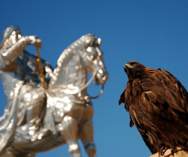 Adler und Dschingis-Khan-Statue – Symbolbild für Abenteuerreisen in die Mongolei