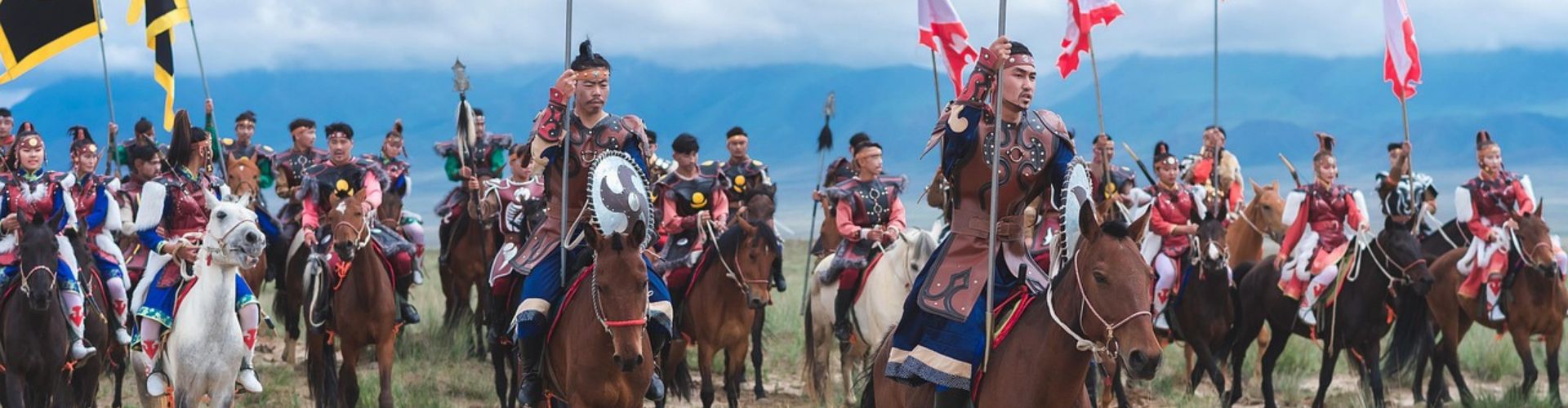 Mongolische Reiter (2) Reiterfest in der Ostmongolei mit traditionellen Kostümen und Dschingis-Khan-Inszenierung – Sehenswürdigkeiten Mongolei