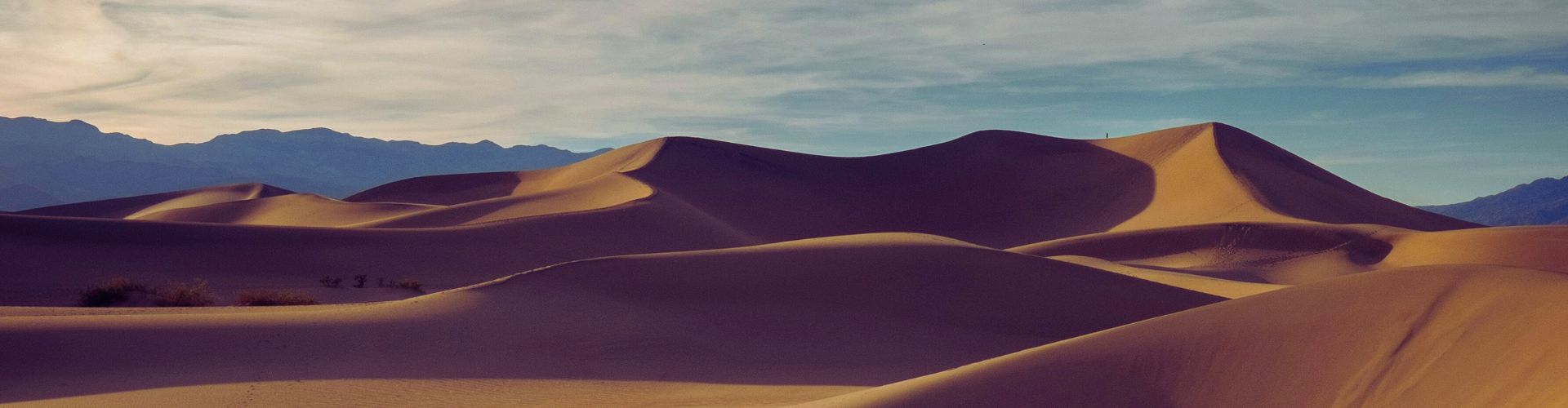 Jeeptour Unberührte Sanddünen in der Sahara – Wüste in Marokko bei Morgenlicht