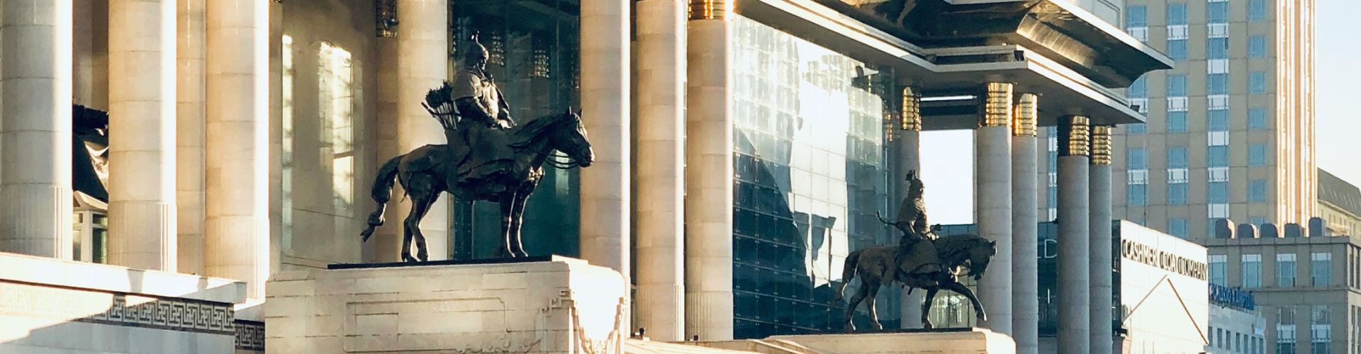 Ulan Bator Reiterstatuen am Regierungsgebäude in Ulaanbaatar, Mongolei Sehenswürdigkeiten