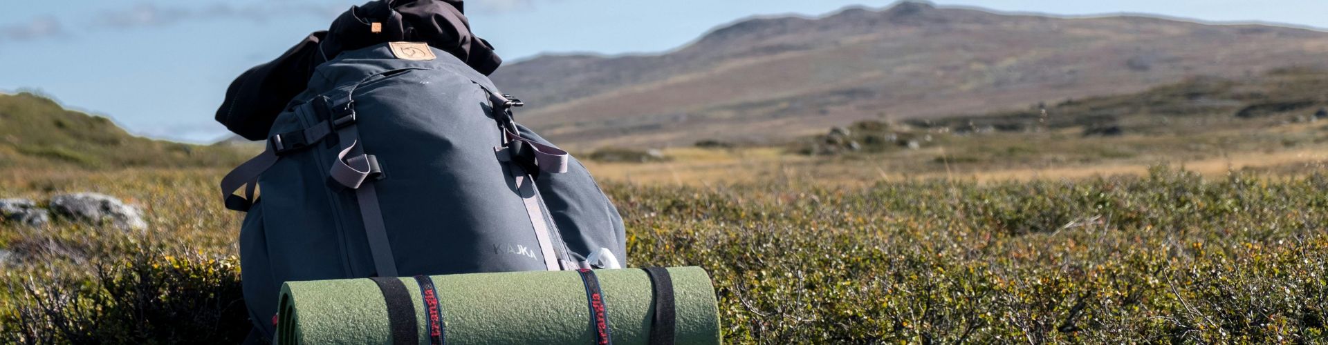 Design ohne Titel - 2025-06-12T160036.725 Rucksack steht im Fjäll im schwedischen Lappland