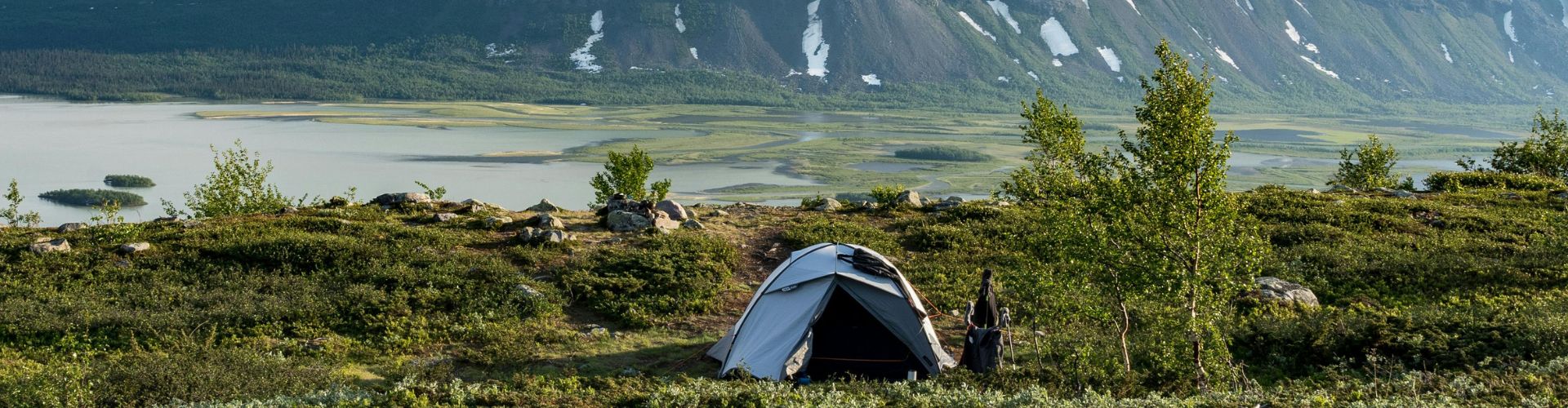 Renntiere Zelt in der Wildnis mit Blick auf See und Berge in Schwedisch Lappland im Sommer