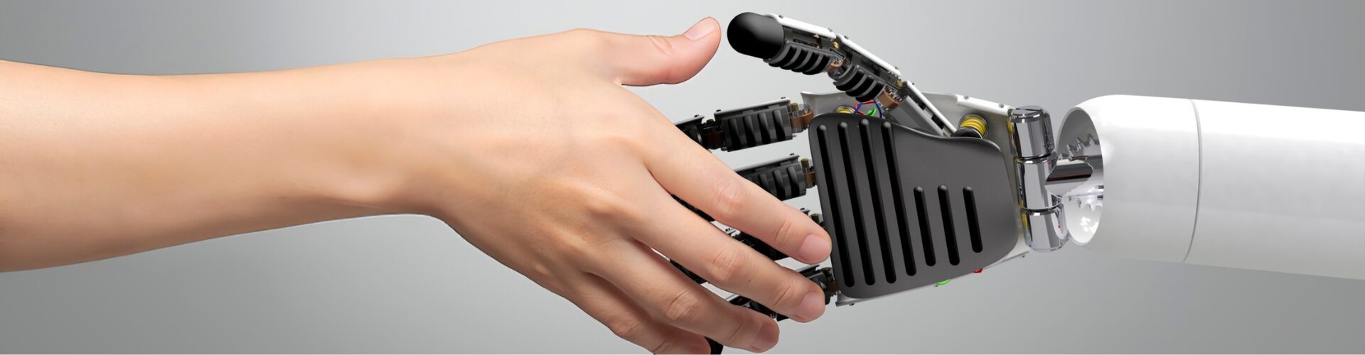 Jeeptour Menschliche Hand schüttelt Roboterhand – symbolische Darstellung für Zusammenarbeit mit KI bei der Reiseplanung