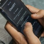 Person nutzt ChatGPT auf dem Smartphone zur Reiseplanung mit KI – Schritt für Schritt erklärt