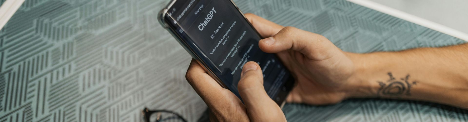 Westmongolei Person nutzt ChatGPT auf dem Smartphone zur Reiseplanung mit KI – Schritt für Schritt erklärt