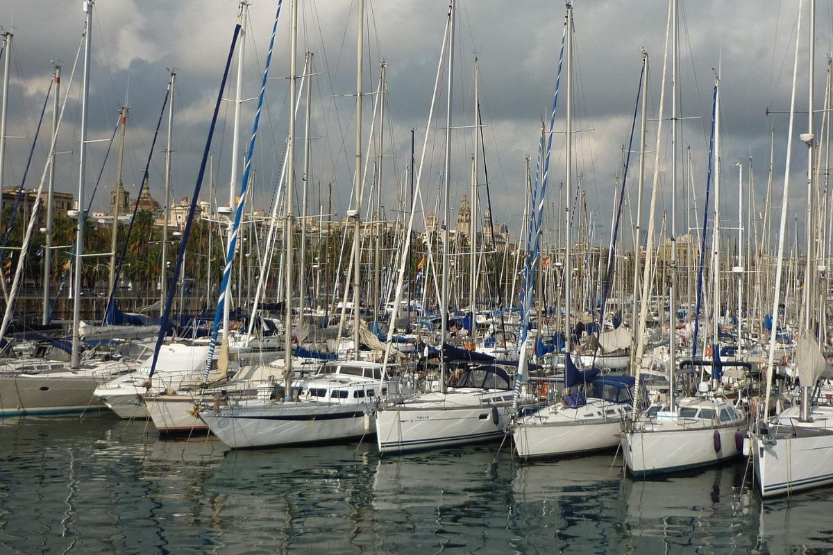 Jachthafen mit weißen Segelbooten, eng aneinander gereiht Segelboote im Jachthafen, ordentlich aufgereiht – wie Urlaub im Katalog