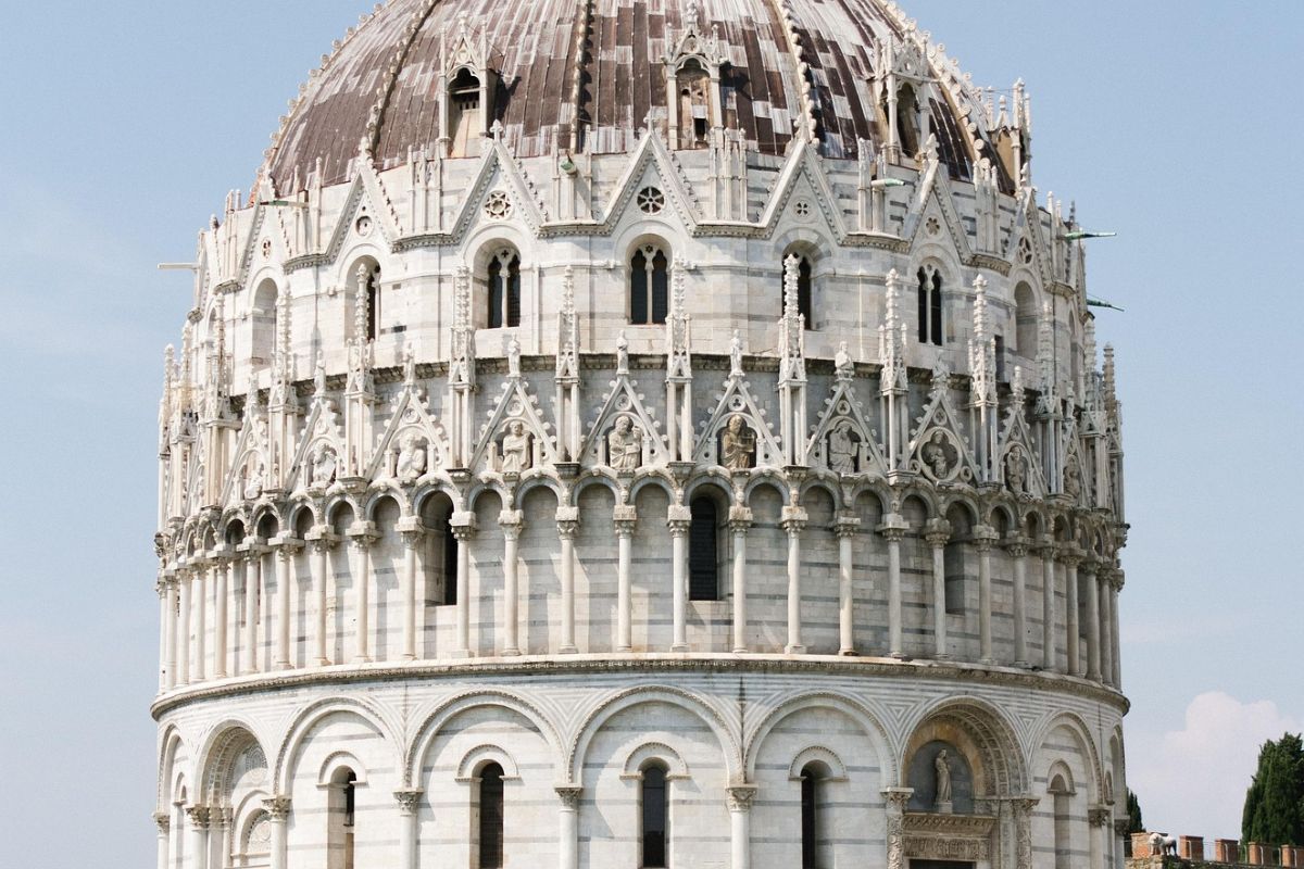 Historisches Wahrzeichen – beeindruckend, aber auf jeder zweiten Postkarte zu sehen. Kultur zum Abhaken. Weiße Kuppel eines historischen Bauwerks in Italien, frontal fotografiert bei Tageslicht – typisch für klassische Kulturreisen mit Sightseeing-Programm.
