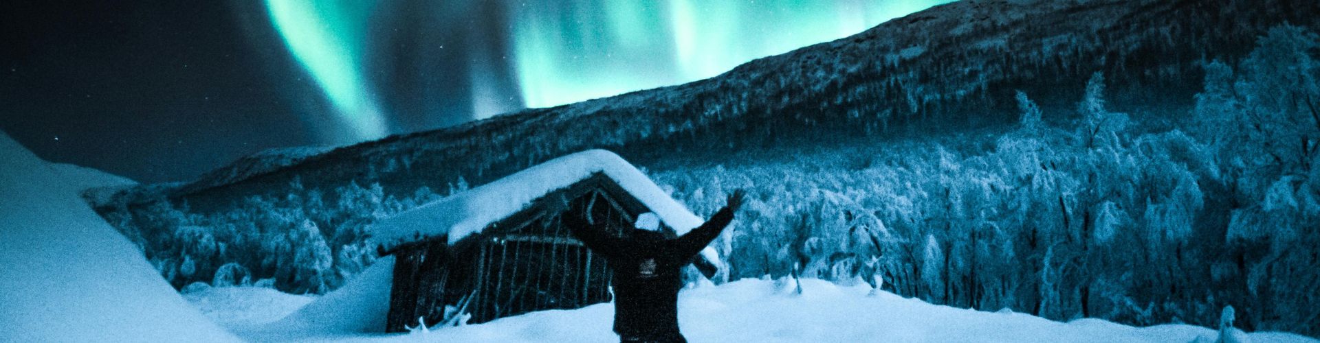 Design ohne Titel - 2025-06-12T160046.631 Polarlichter über verschneiter Hütte in Finnland Lappland – Winterwunder im hohen Norden