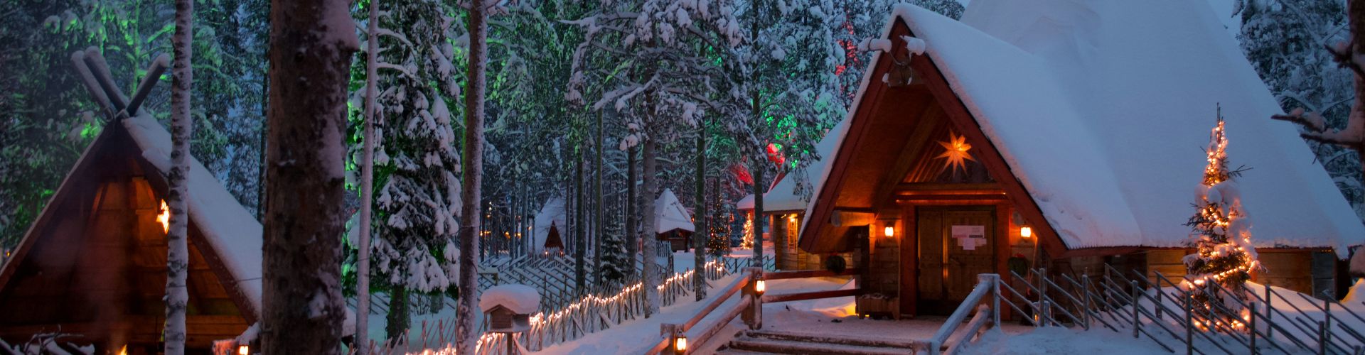 Design ohne Titel - 2025-06-12T160251.461 Weihnachtsmanndorf in Finnland Lappland mit verschneiten Holzhütten und Lichterglanz – Winterzauber in Rovaniemi