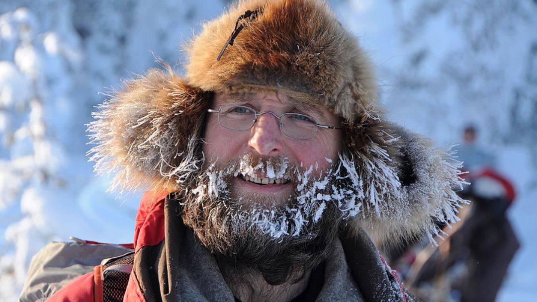 Reiseleiter Mongolei Nurbie Guide mit Fellmütze und Eisbart im verschneiten Lappland, Nordschweden
