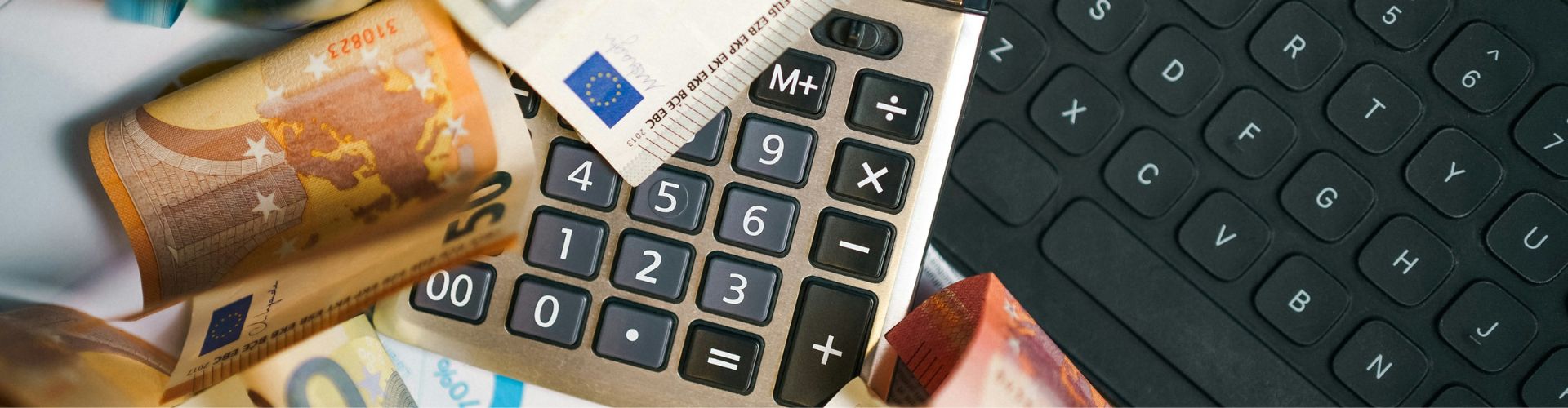 Euro-Banknoten neben Taschenrechner – Budgetplanung für Reisen.