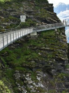 Detailansicht des schmalen Metallstegs am First Cliff Walk, befestigt an einer steilen Felswand