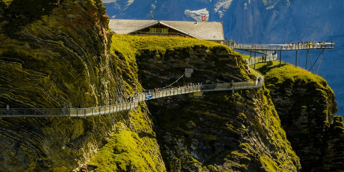 Panorama des First Cliff Walk in der Schweiz mit Bergrestaurant und schwebender Aussichtsplattform