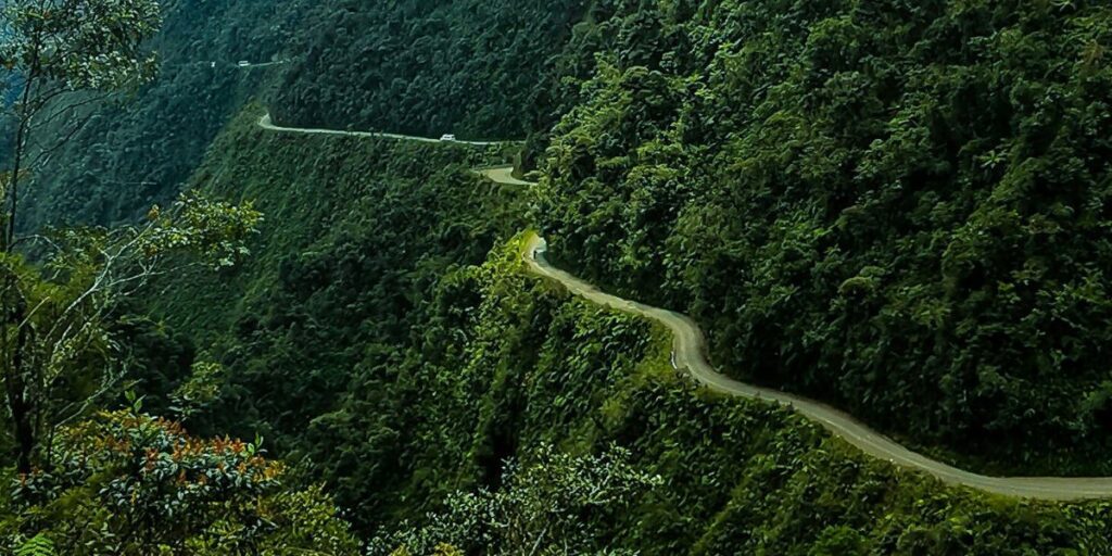 Schmale Death Road in Bolivien – gefährlichste Straße der Welt mit steilen Abhängen im Yungas-Gebirge