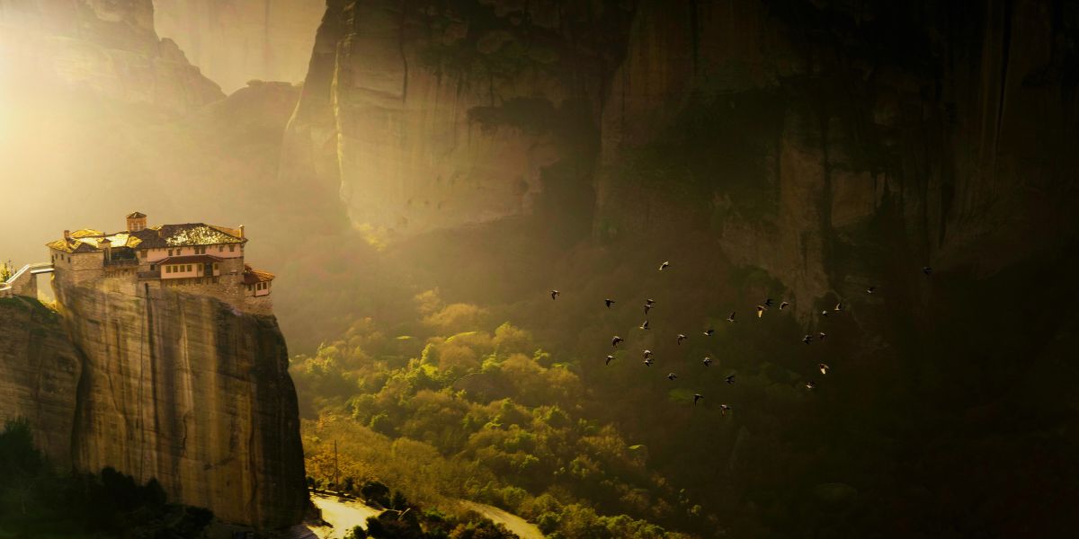 Kloster von Meteora in Griechenland auf steilen Felsen bei Sonnenuntergang