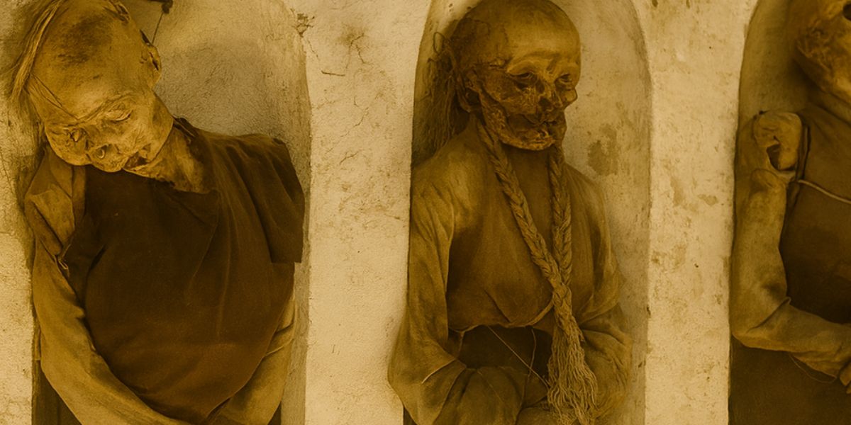 Mumien in den Katakomben von Palermo aufgereit in nischen